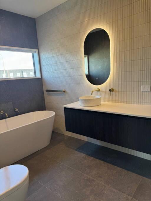 Location And Luxury In Apartment *